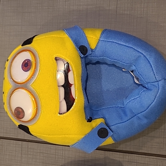 Minion Slippers Size 11-12 - Picture 3 of 4